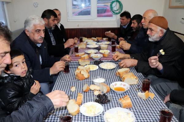 İmam, sabah namazında kahvaltı verince cemaat 3'e katlandı