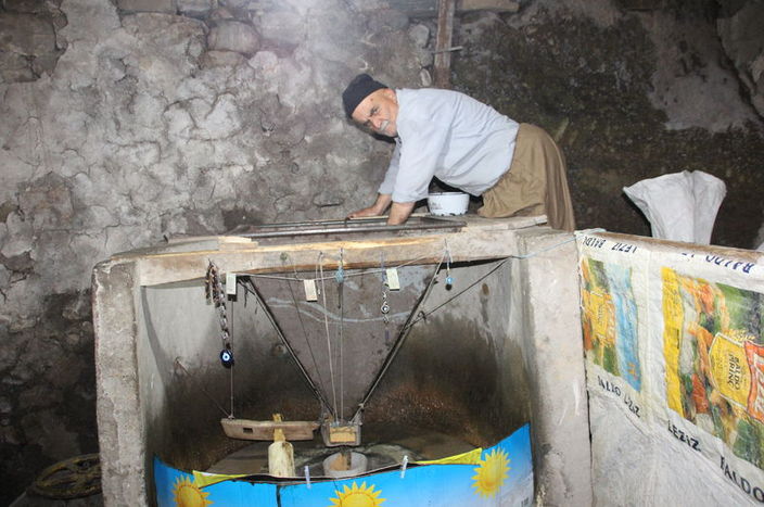 VİDEO-  150 Yıllık Taş Değirmende Tahin Üretiyor