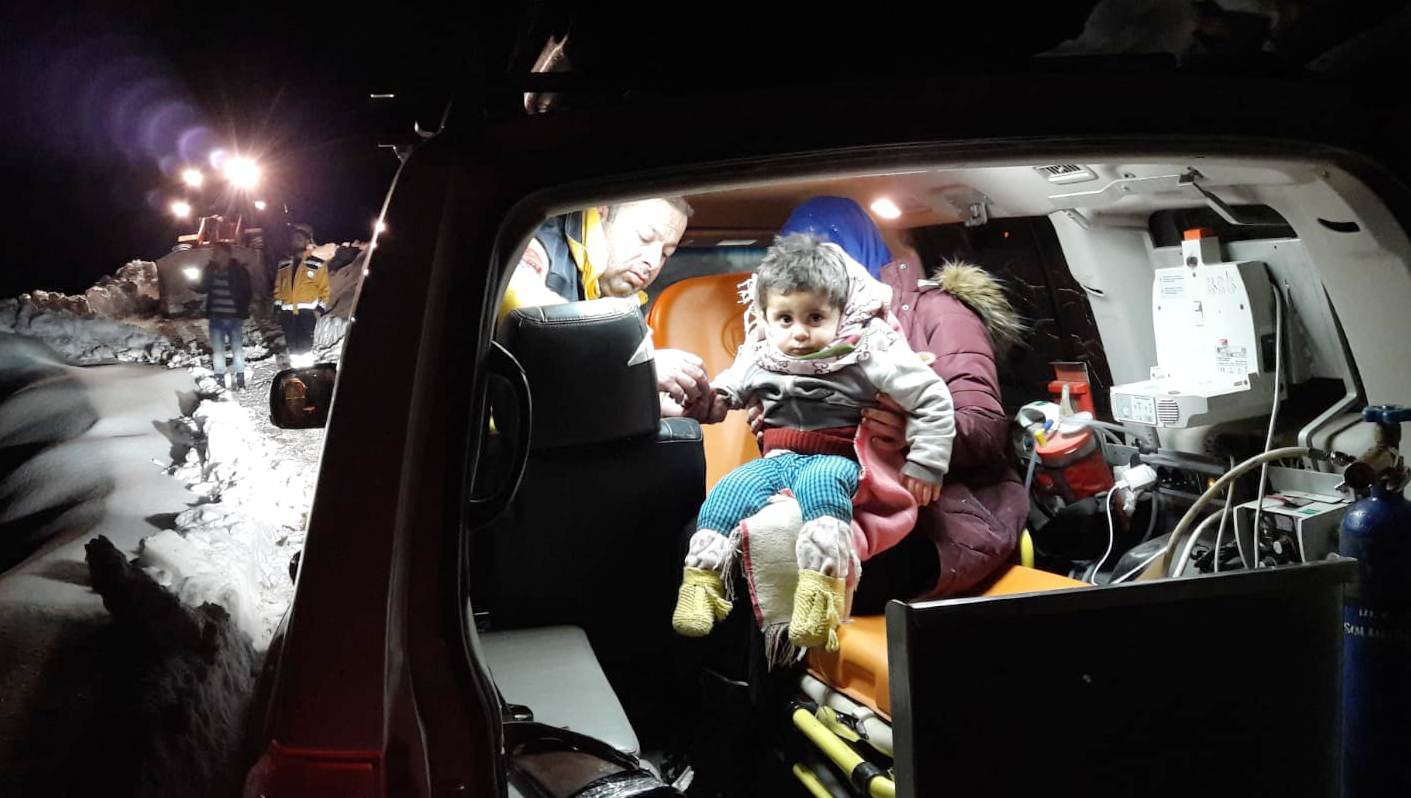 Sağlık ekipleri karlı yolda 3 yaşındaki çocuk için seferber oldu