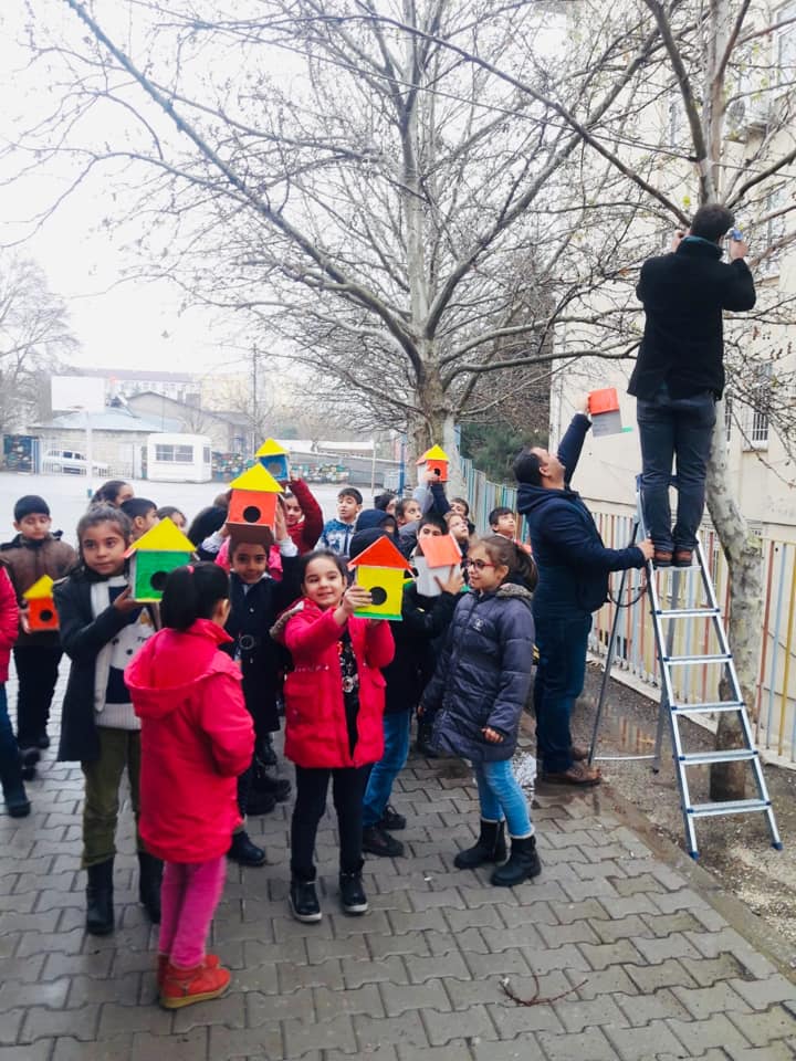 Ergani'de öğrenciler kuşlar için yuva yaptı