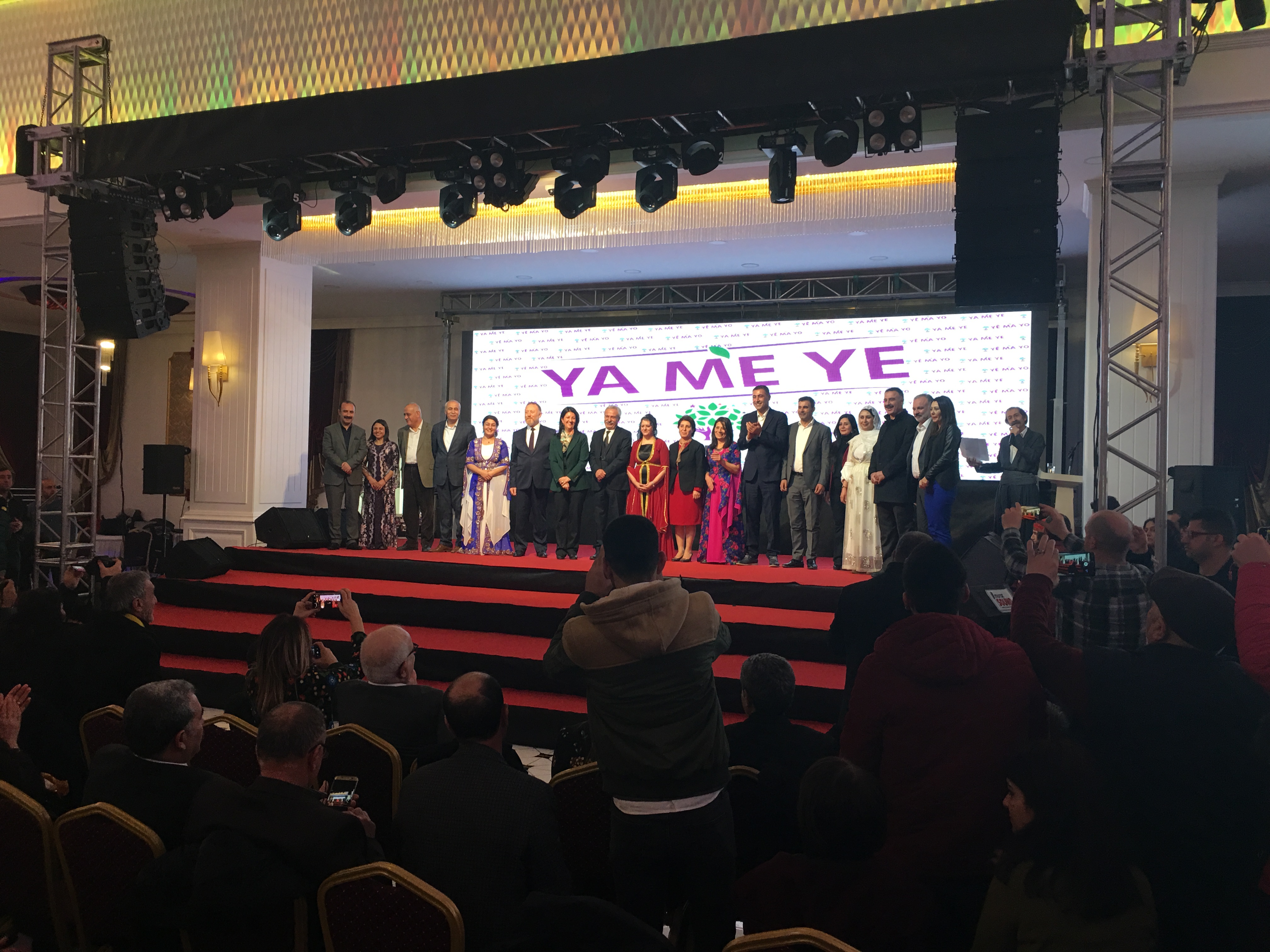 VİDEO- HDP, adaylarını Diyarbakır'da tanıttı