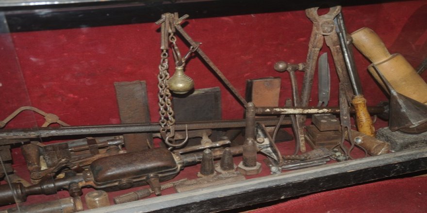 Süryani ustalarının 200 yıllık malzemelerini saklıyor