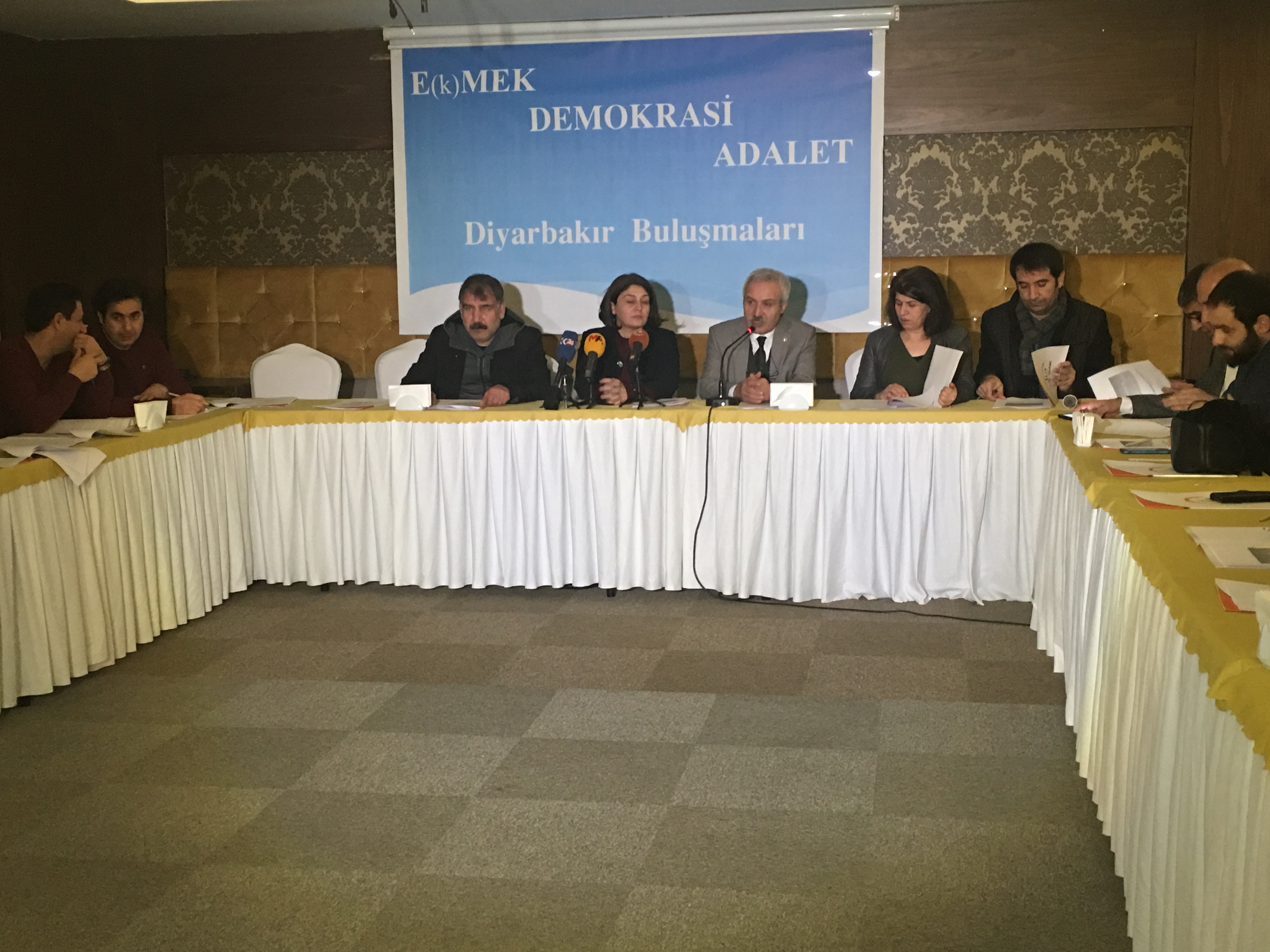 VİDEO- HDP'li adaylar Diyarbakır'daki STK temsilcileri ile buluştu