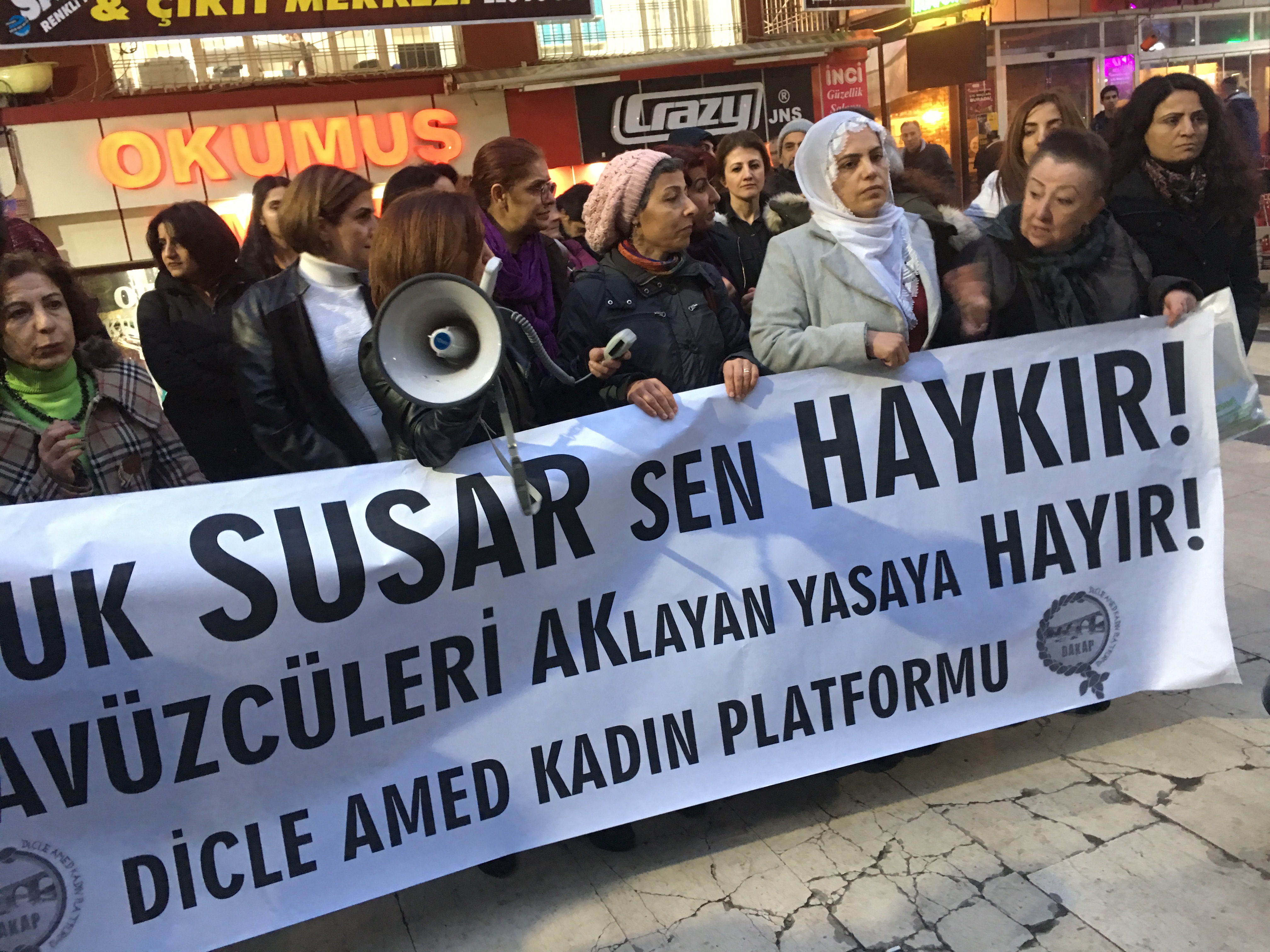 VİDEO- Kadınlar'dan Diyarbakır'da 'cinsel istismar yasa tasarısına' tepki