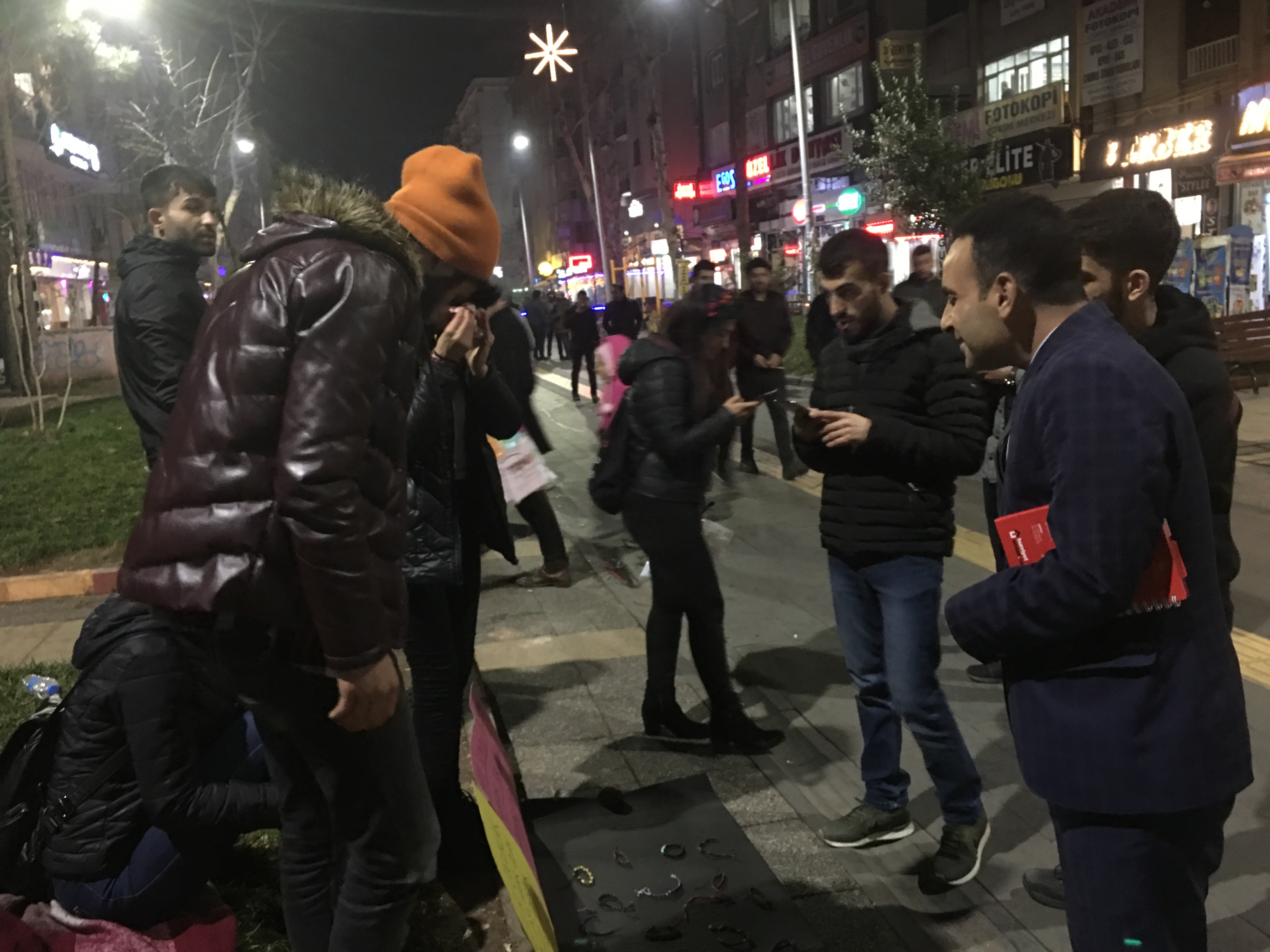 VİDEO- 'Çocuklar üşümesin diye 1 TL'ye dert dinlenir'