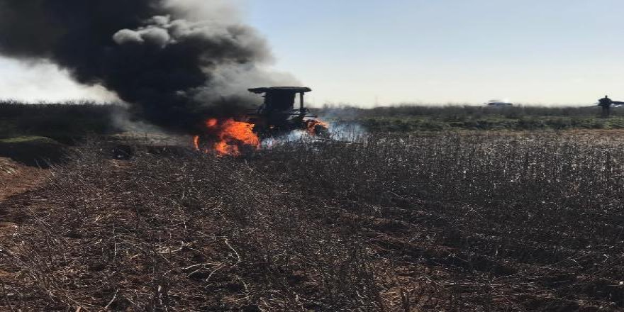 Traktör tarlada alev aldı