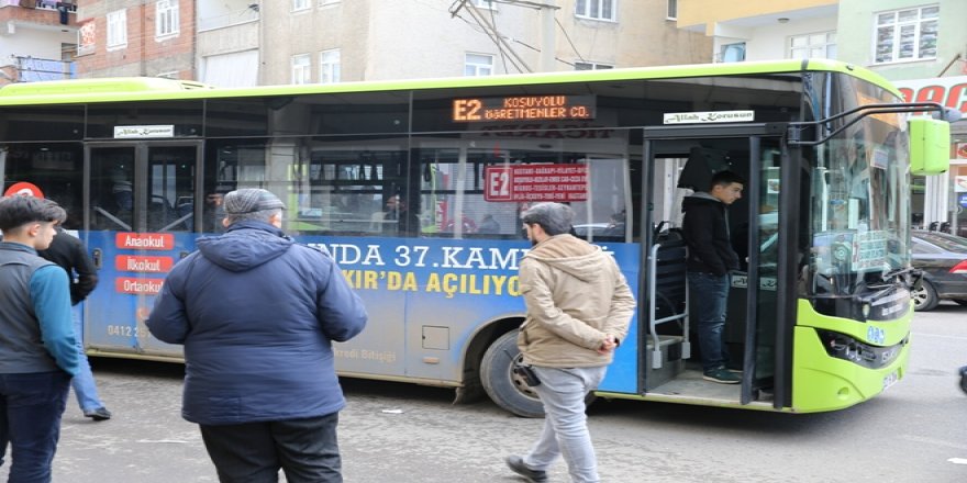 Anne ve 2 çocuğu otobüsün çarpması sonucu yaralandı