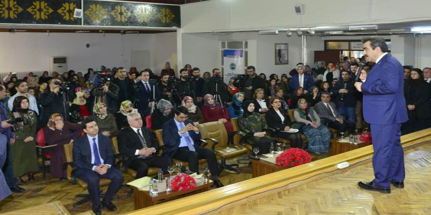 Vali Güzeloğlu, okuma yazma seferberliği sertifika dağıtım törenine katıldı