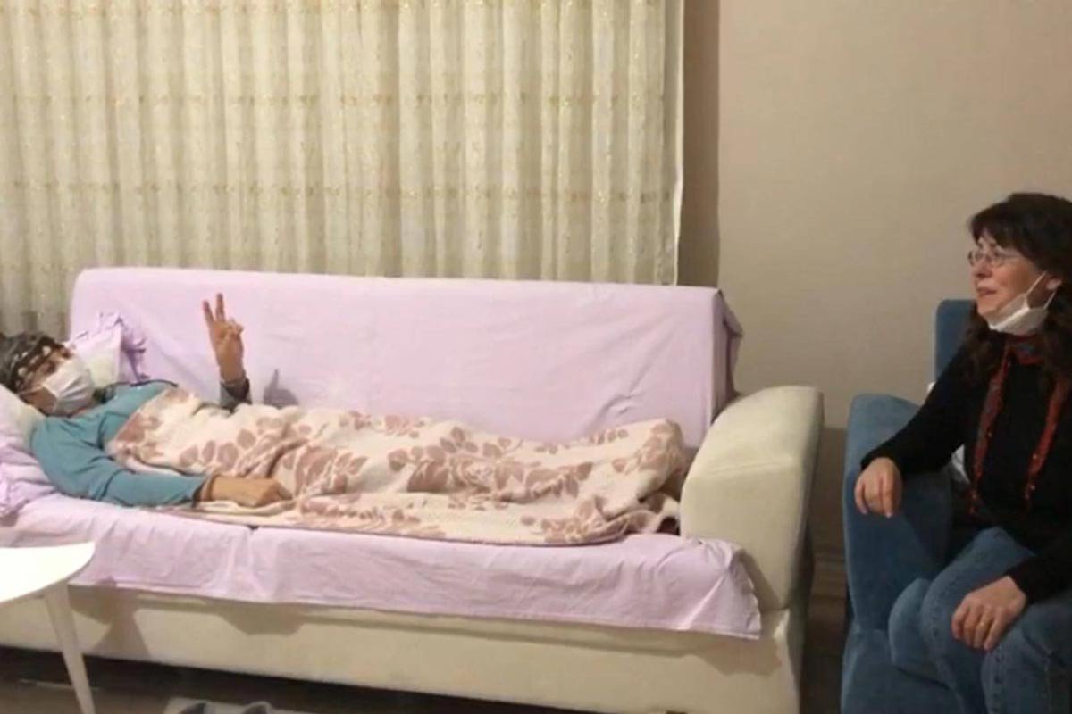 VİDEO- İlkay Akkaya, Leyla Güven'e şarkı söyledi