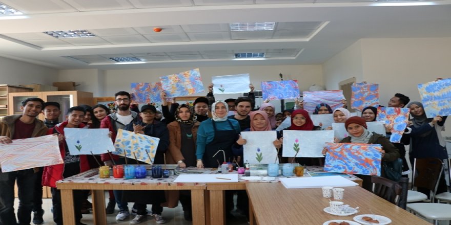 Malezyalı öğrencilere ebru eğitimi