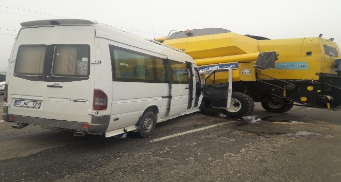Diyarbakır'da trafik kazası: 6'sı öğrenci 14 yaralı