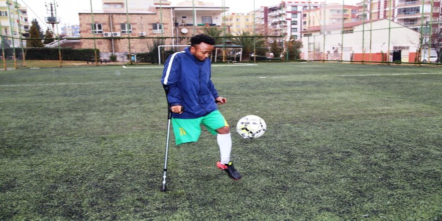 Kenyalı futbolcunun protez hayali Türkiye'de gerçekleşti