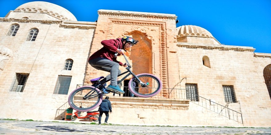 Suriyeli İbrahim, bisiklet tutkusunu Mardin sokaklarında sürdürüyor