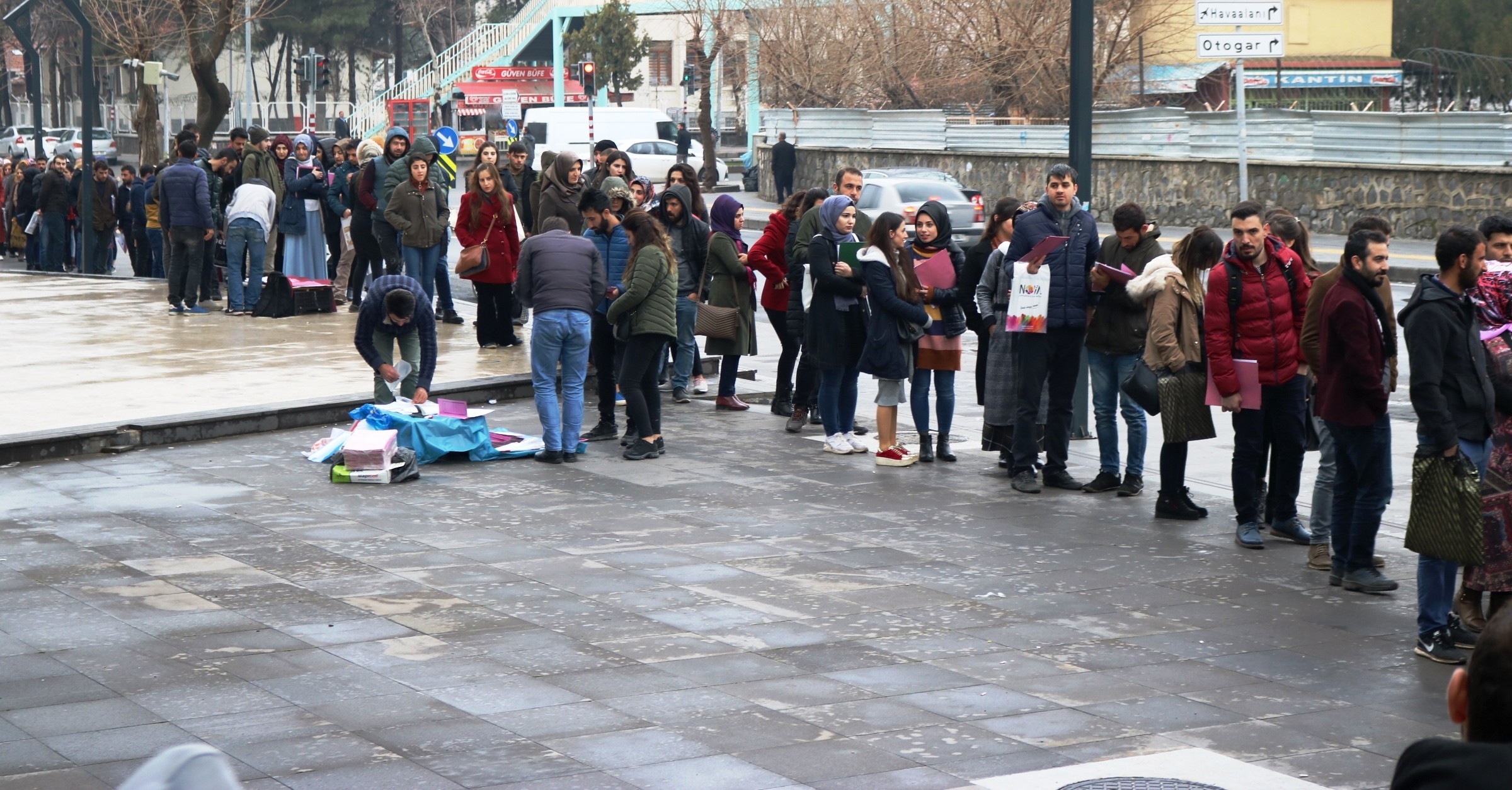 VİDEO- Diyarbakır'daki uzun iş kuyruğunu fırsata çevirdi