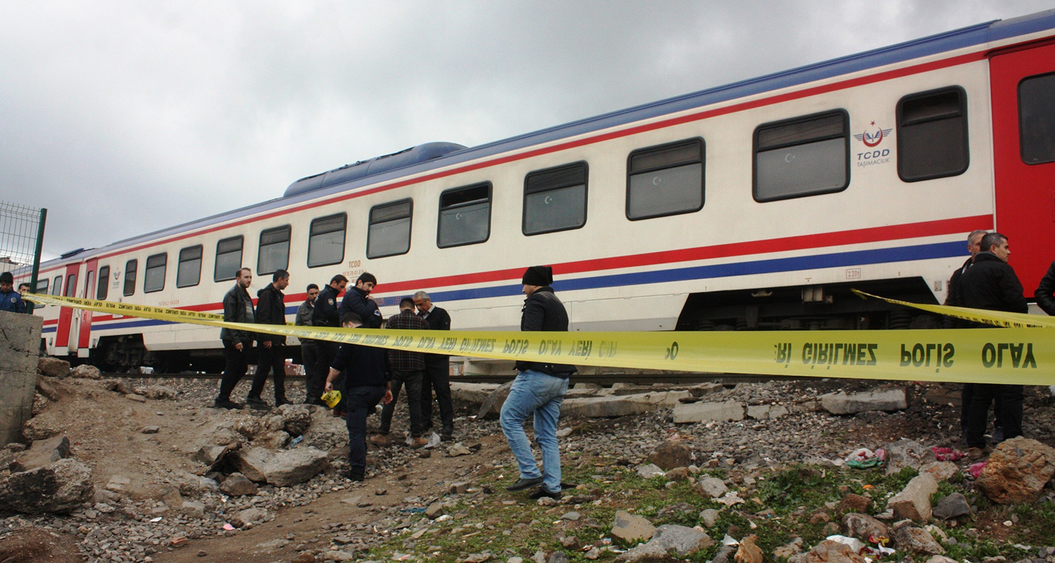 Raylar üzerinde müzik dinlerken tren çarptı