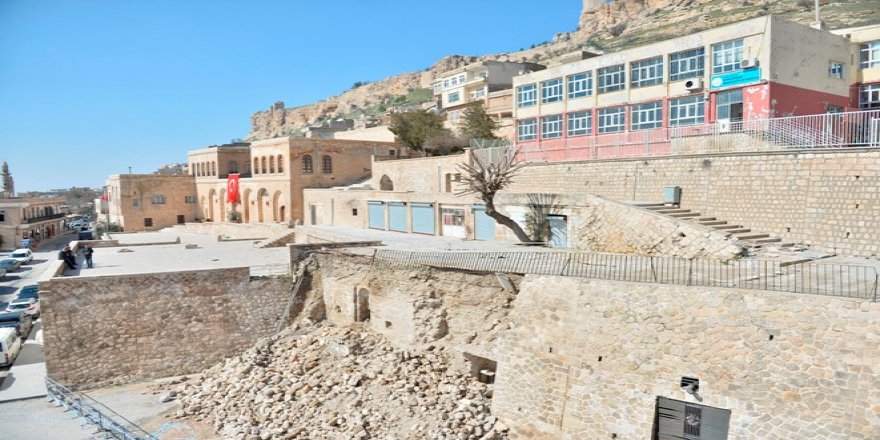 İstinat duvarı yıkılınca tarihi mescidin izi ortaya çıktı