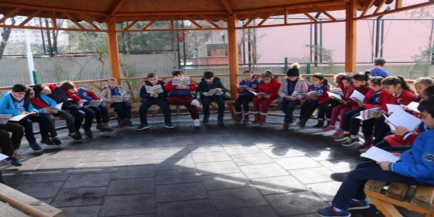 Siirt'te 1500 öğrenci aynı anda kitap okudu