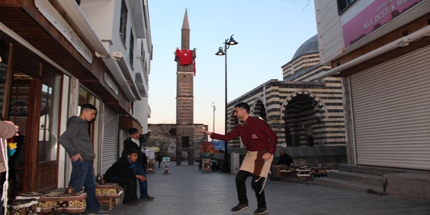 Çocuklar sokağa topaç çevirmeye