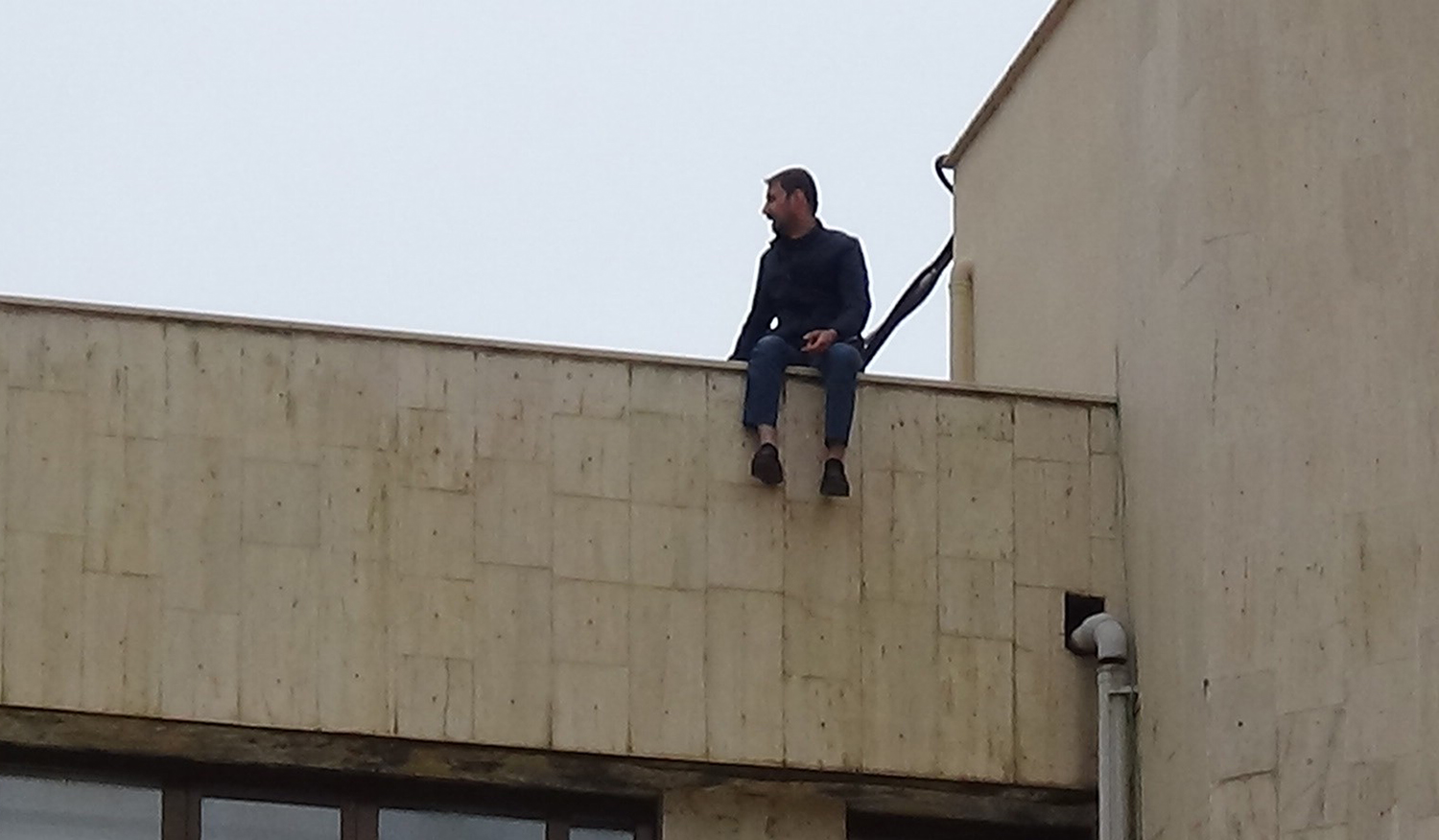 VİDEO-Büyükşehir Belediye binasında intihar girişimi!