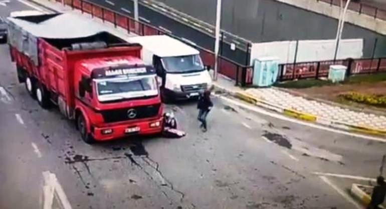 VİDEO - Diyarbakır’ da 4 yaşındaki çocuk Kamyonun altında kaldı