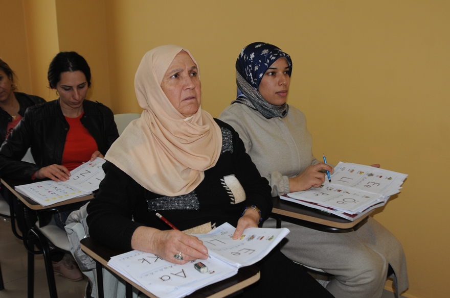 Faslı gelini ile okuma yazma öğreniyor