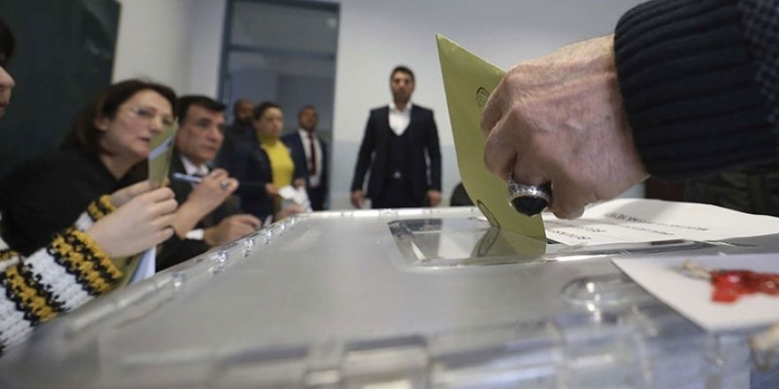 Seçim için Avrupa'dan gelen heyete gözaltı