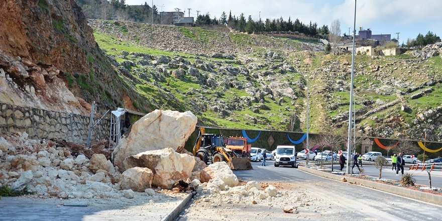 Mardin'de kara yoluna dev kayalar düştü