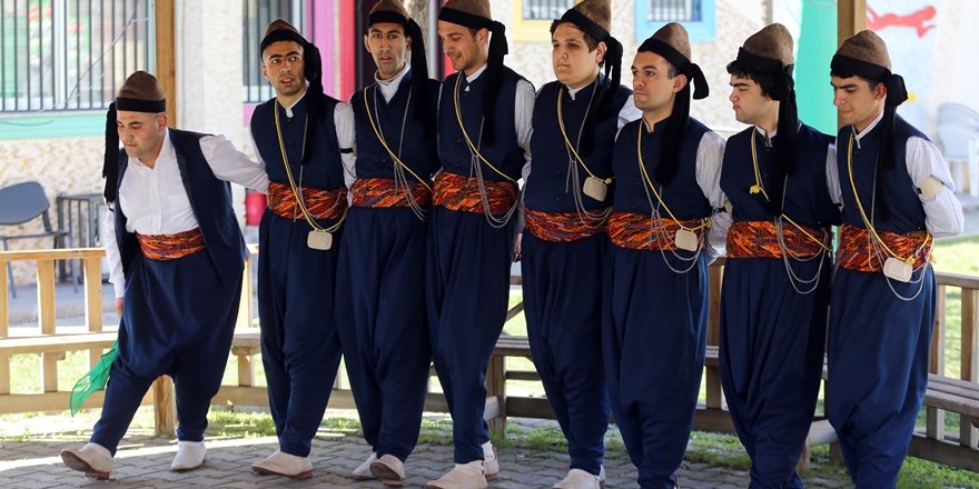 Engellerini halk oyunları ile aşıyorlar