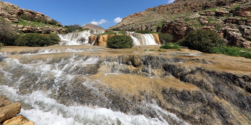 Dağlar arasında gizlenmiş şelaleler keşfedilmeyi bekliyor