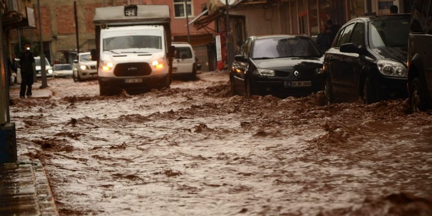 Sağanak yağış Silvan’ı vurdu