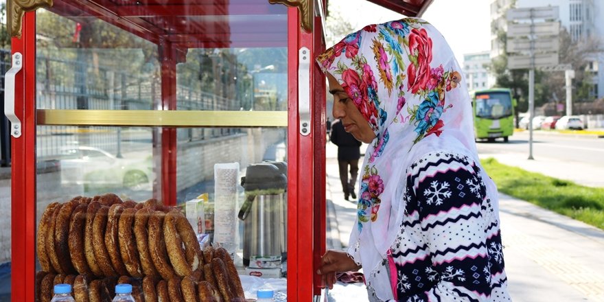 VİDEO - Eşi terk etti, çocuklarına bakabilmek için simit satmaya başladı