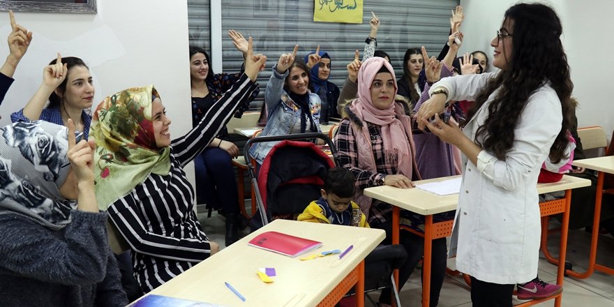 Diyarbakırlı kadınlar İngilizce öğreniyor
