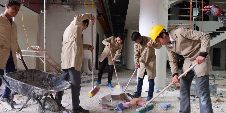 Hem okuyor hem okul yapıyorlar