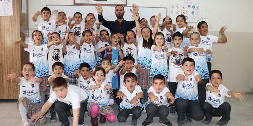 Diyarbakırlı hayranlarına forma gönderdi