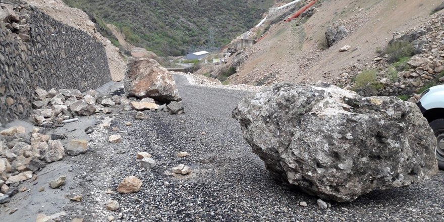Dev kaya parçalarının kapattığı köy yolu ulaşıma açıldı