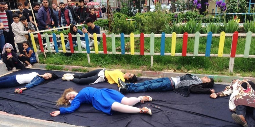 Diyarbakır’da çocuk istismarına tepki için sokakta sahne aldılar