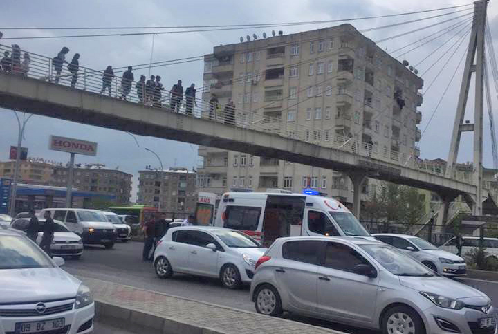 Üst geçitte intihar girişimi!