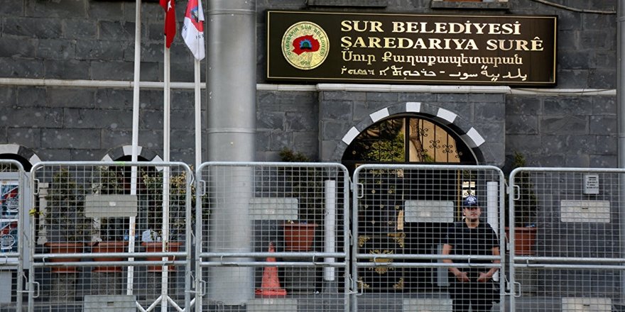 Sur Kayyumu'ndan borç açıklaması