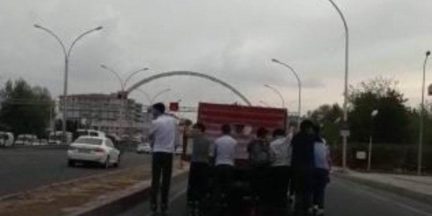 VİDEO - Diyarbakır’da patenli gençlerin tehlikeli halleri