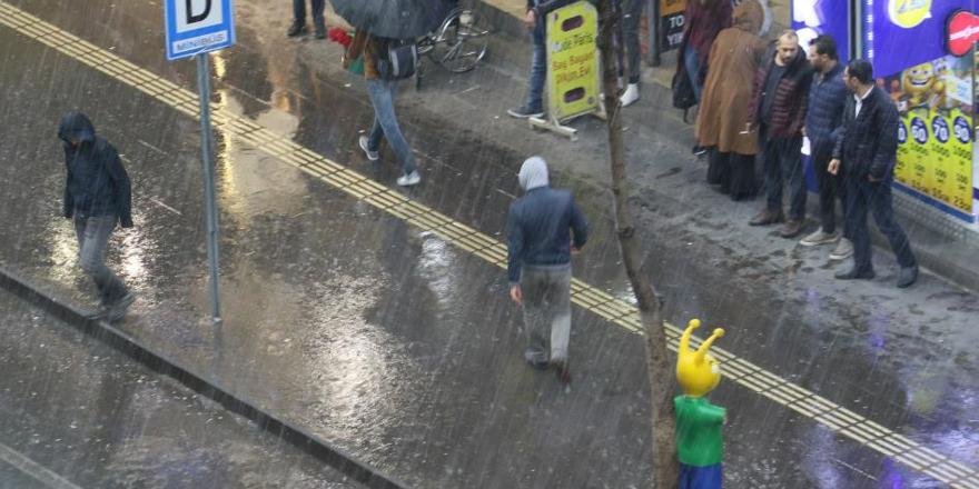 Diyarbakır’da dolu yağışı hayatı felç etti