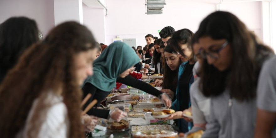 Diyarbakır’da öğrencilerden Afrika için kermes