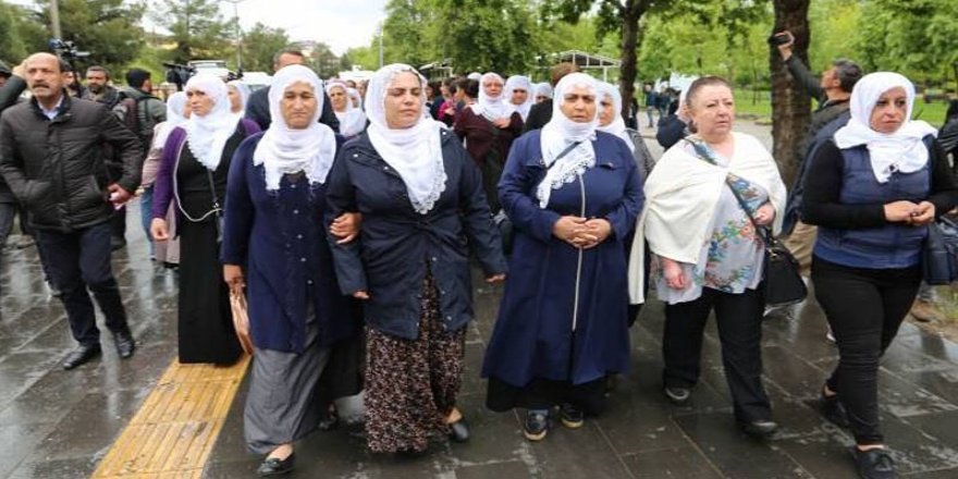 Açlık grevinde olan tutuklu aileleri Diyarbakır’da yürüyüş yaptı