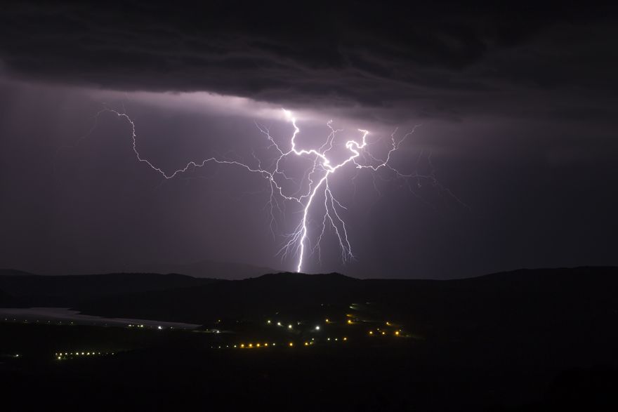 Eğil’de şimşeklerin dansı!