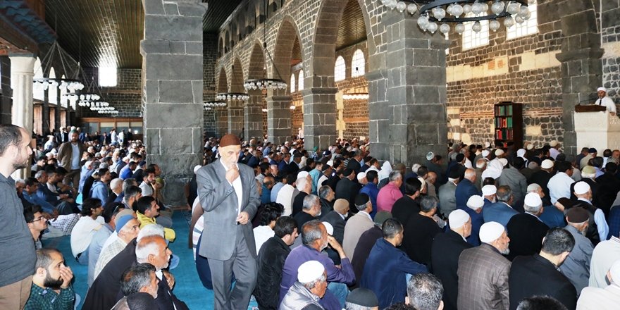 VİDEO - Ramazanın ilk cuma namazı Ulu Cami’de kılındı