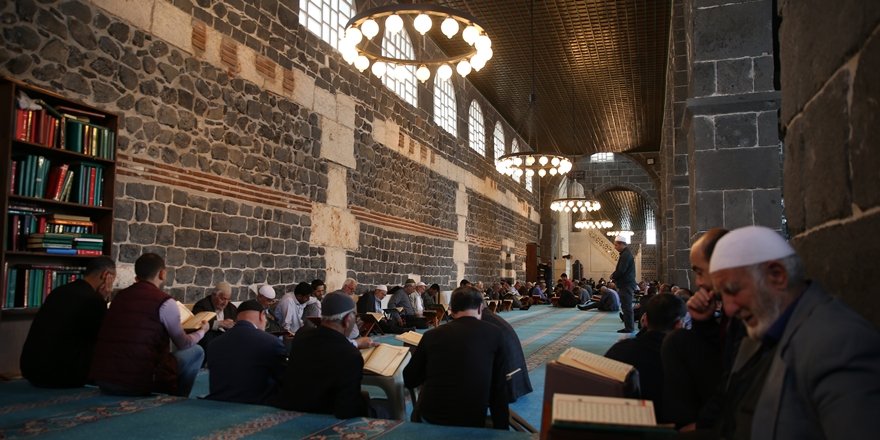 Diyarbakır'ın tarihi camileri mukabele geleneğini sürdürüyor