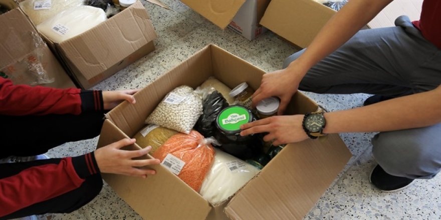 Diyarbakır'da yardım kolisi dağıtıldı