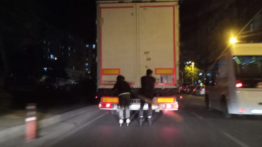 Diyarbakır’da patenli gençlerin tehlikeli yolculuğu