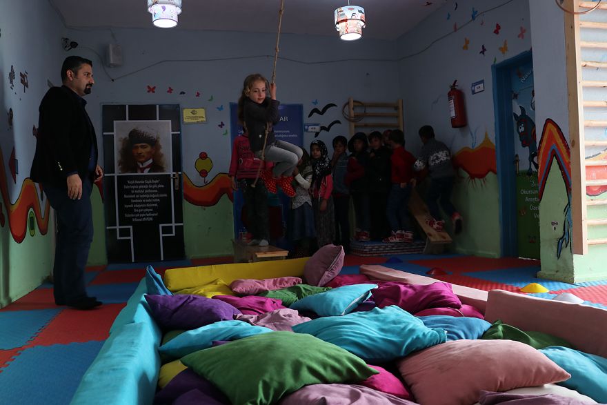 Okulun koridorunda öğrenciler için oyun alanı kuruldu