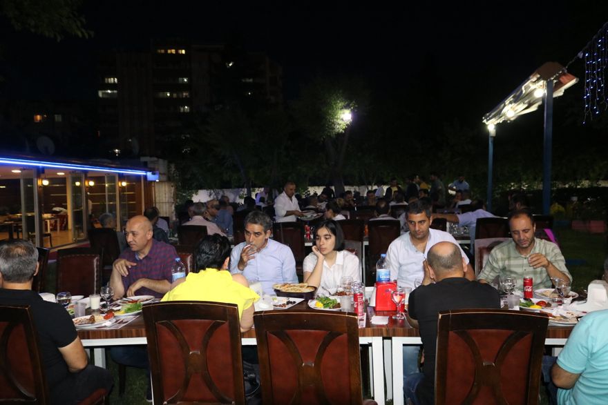 Gazeteciler iftar yemeğinde bir araya geldi