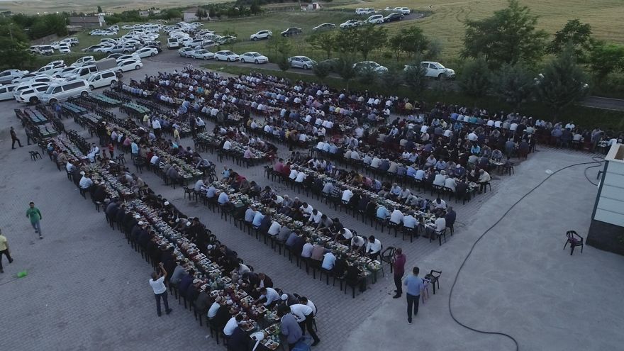 300 torunlu ağa, 2 bin kişiye iftar yemeği verdi